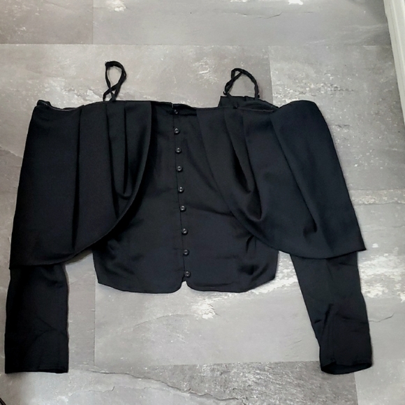 NWOT Guess Elegant Black Cold-Shoulder Long Sleeves Blouse Top. Black. Size M. - Picture 9 of 13